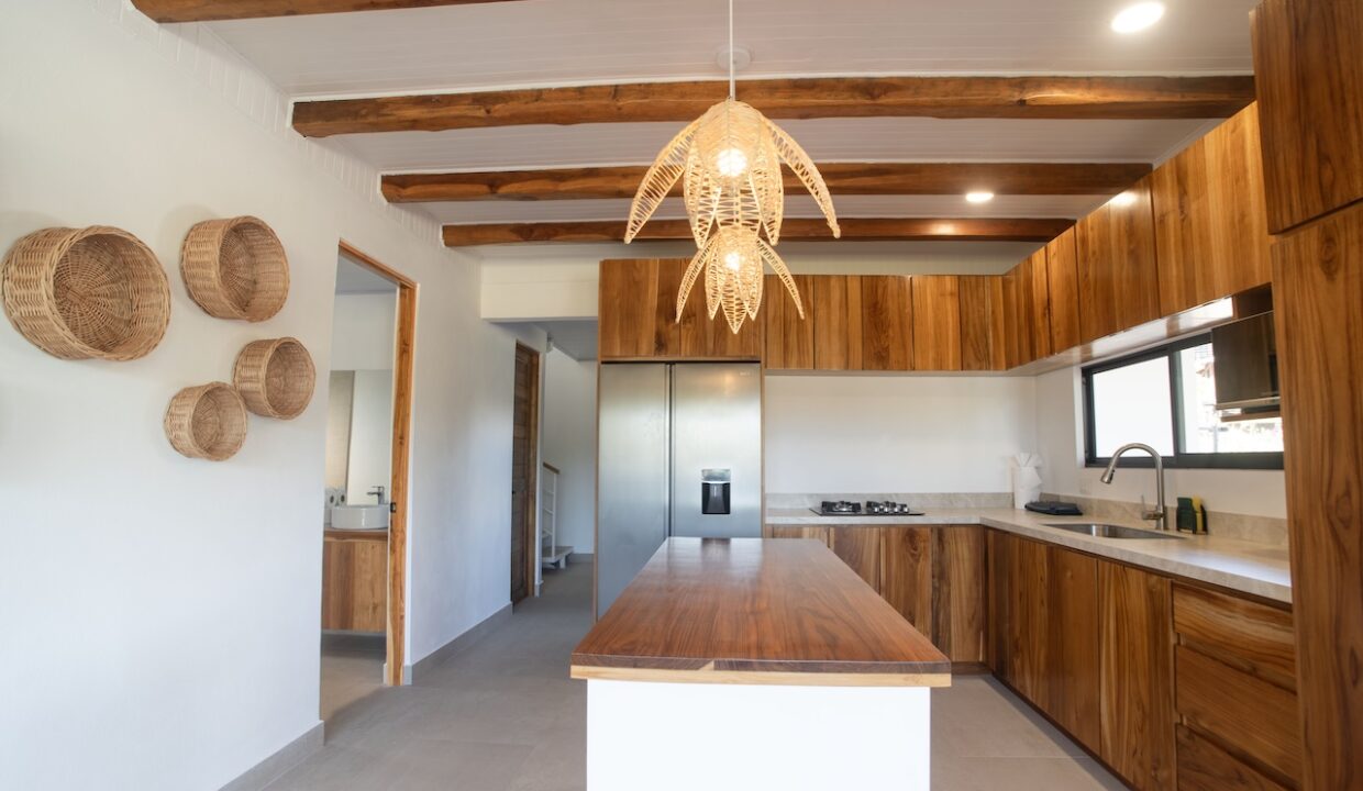 F16