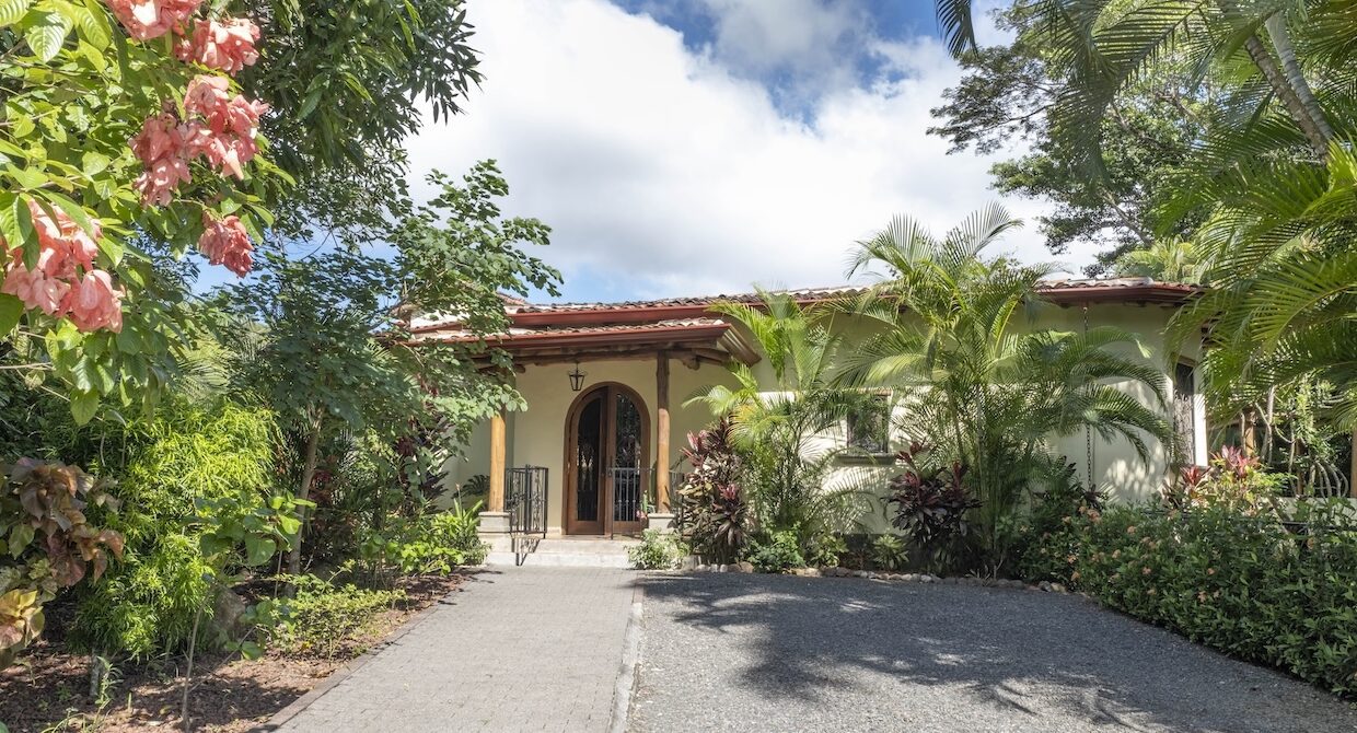 4House Front Driveway